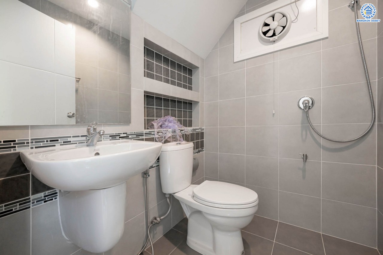 บ้านมือสองตกแต่งใหม่ จากแบรนด์Sansiri โครงการ คณาสิริ วัดพระเงิน หลังมุม ตกแต่งสไตล์โมเดิร์น เนื้อที่ 55.7 ตร.ว. ฟังก์ชัน 3 ห้องนอน 2 ห้องน้ำ 1 ห้องอเนกประสงค์ จอดรถได้ 2 คัน บนทำเลเดินทางสะดวก ใกล้รถไฟฟ้าสายสีม่วง "สถานีตลาดบางใหญ่" จุดขึ้นทางด่วน "ศรีรัช" และเซ็นทรัลเวสต์เกต